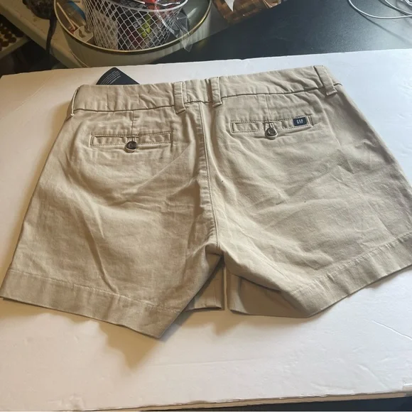GAP Women's Tan Shorts. Size 4 - Picture 7 of 7